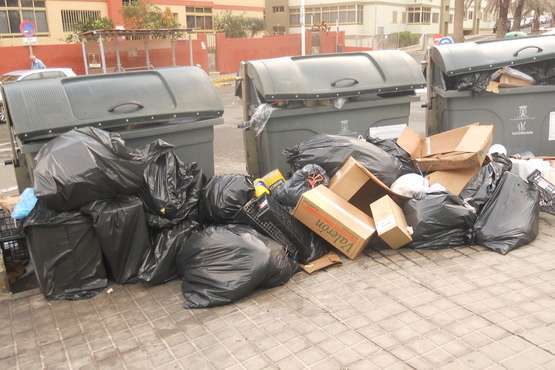 Basura maloliente fuera de los recipientes en Melenara (Foto TA)